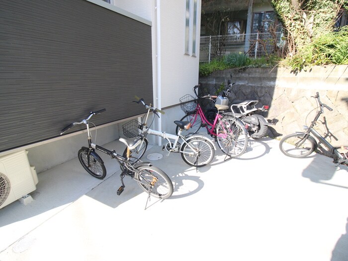 物件外観写真3　(駐輪場)