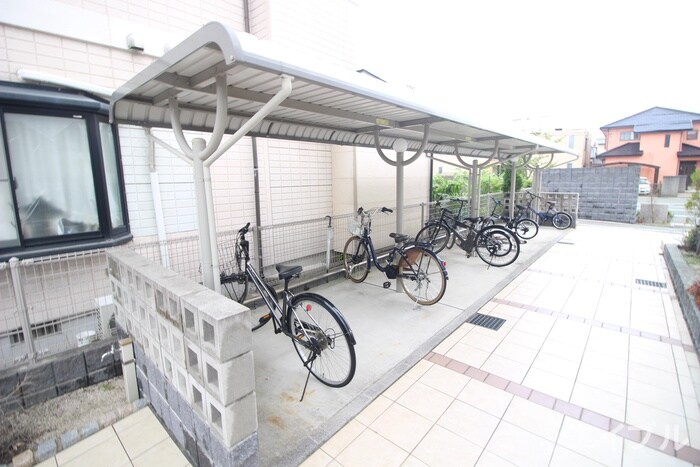 物件外観写真4　(駐輪場)