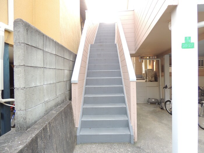 物件外観写真2　(エントランス部分)