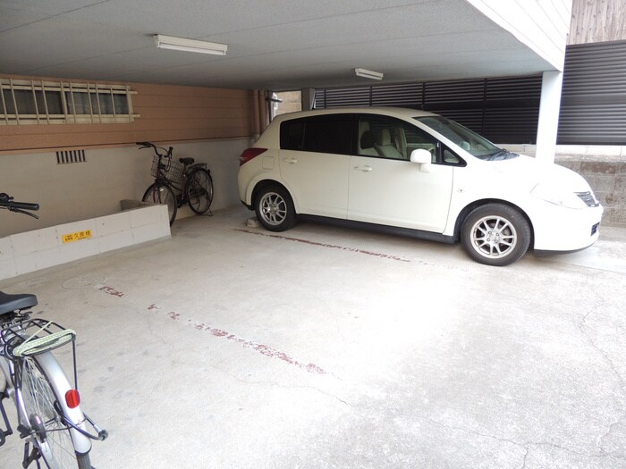 物件外観写真4　(駐車場)