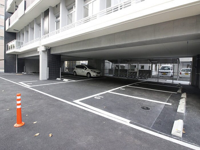 物件外観写真3　(駐車場)