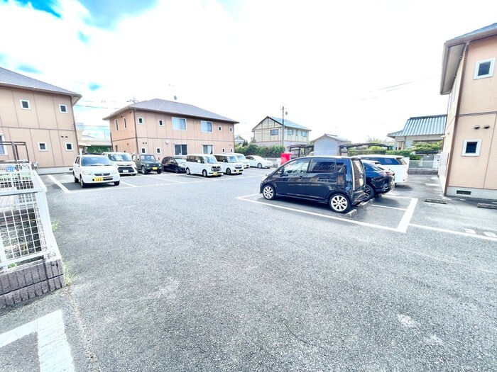 物件外観写真2　(駐車場)