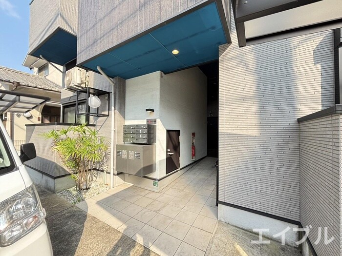 物件外観写真3　(エントランス部分)