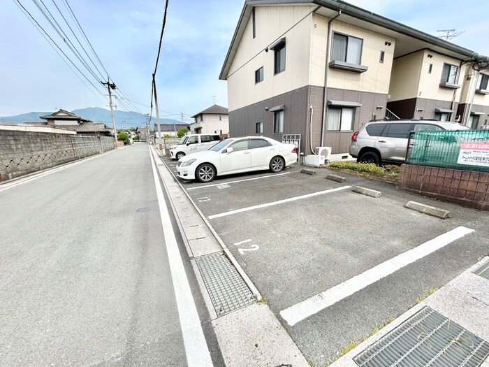 物件外観写真2　(駐車場)