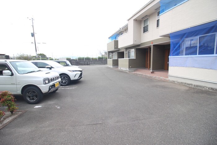 物件外観写真2　(駐車場)