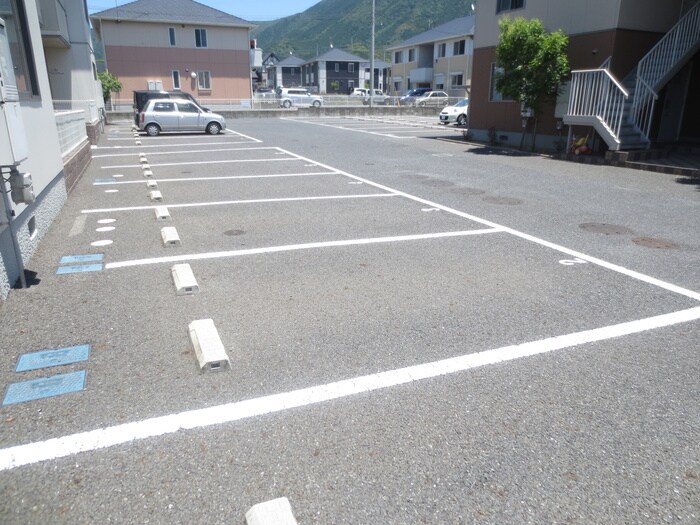 物件外観写真2　(駐車場)
