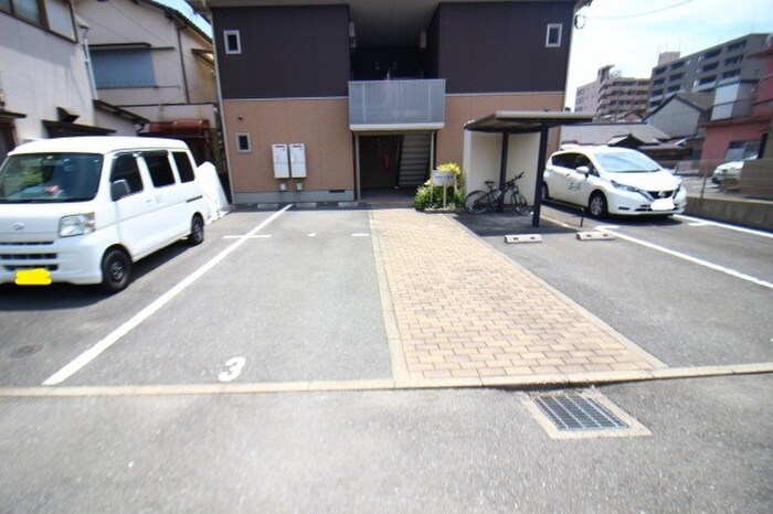 物件外観写真3　(駐車場)