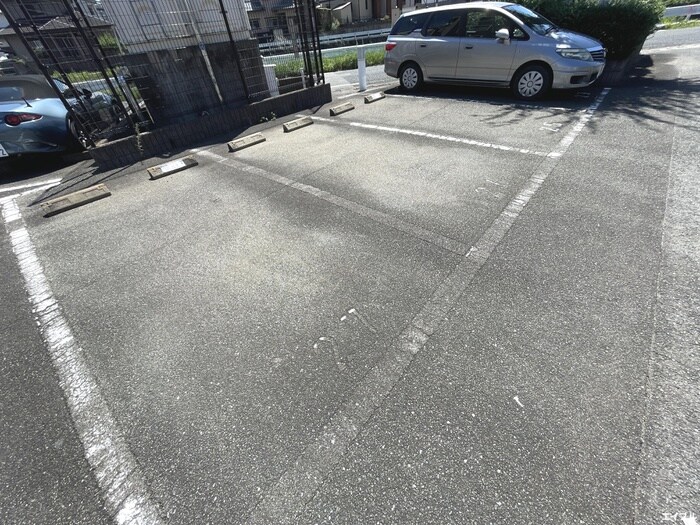 物件外観写真3　(駐車場)