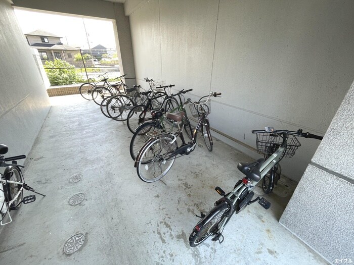 物件外観写真4　(駐輪場)