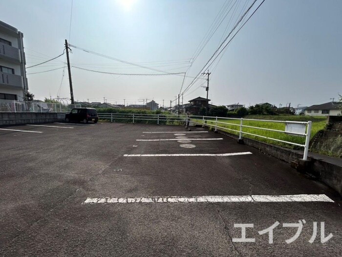 物件外観写真5　(駐車場)