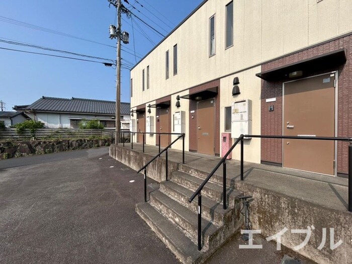 物件外観写真6　(エントランス部分)