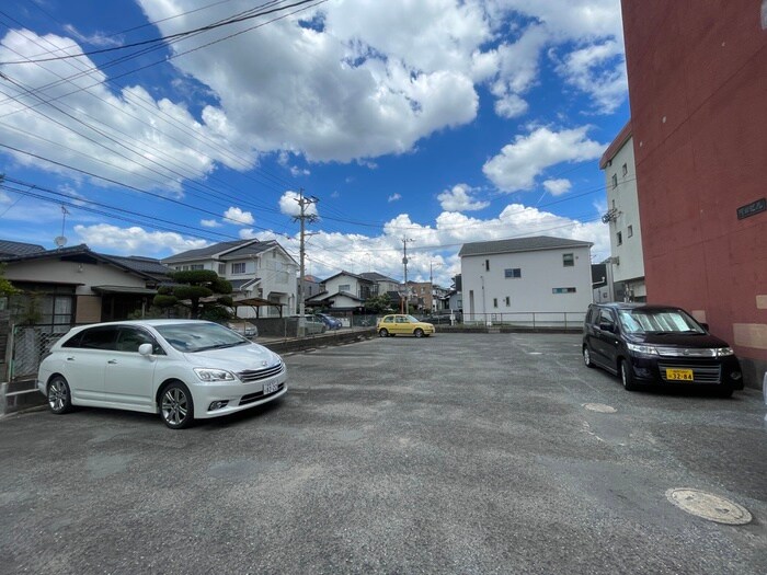 物件外観写真5　(駐車場)