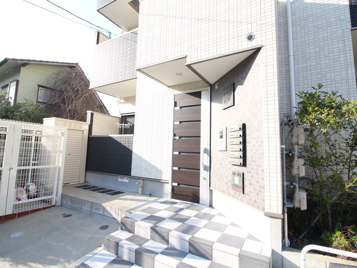 物件外観写真3　(エントランス部分)