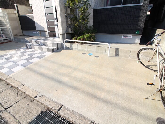 物件外観写真4　(駐車場)