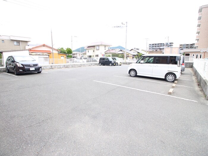 物件外観写真2　(駐車場)