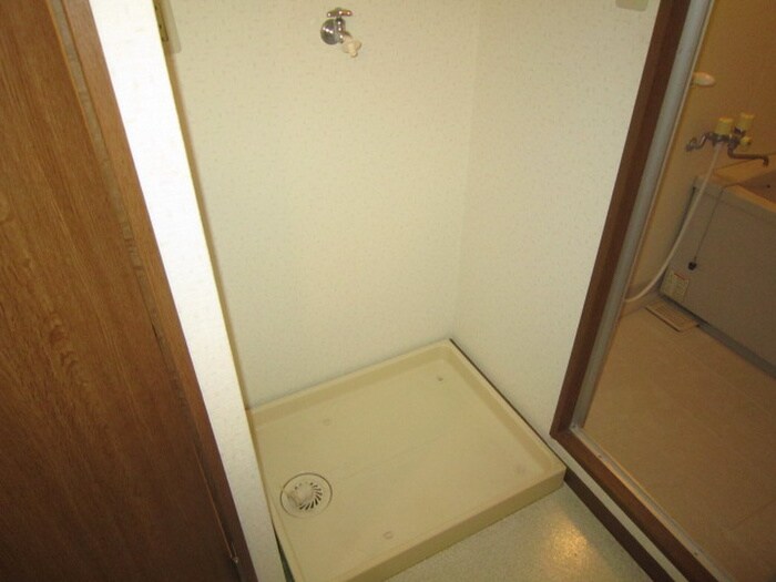 物件内観写真10　(洗濯機置場)