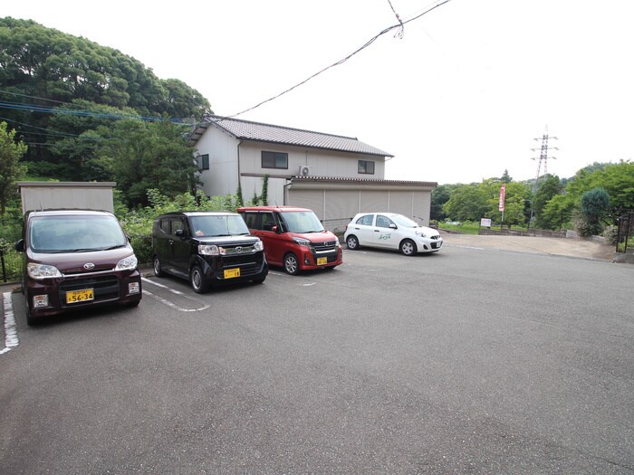 物件外観写真4　(駐車場)