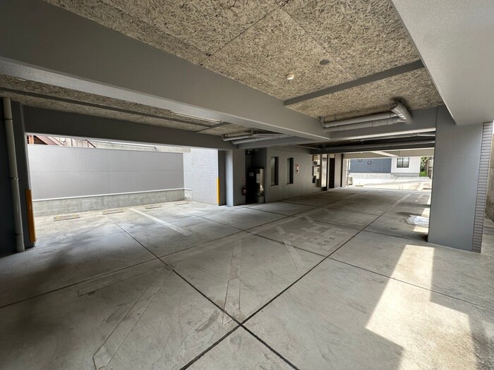 物件外観写真4　(駐車場)