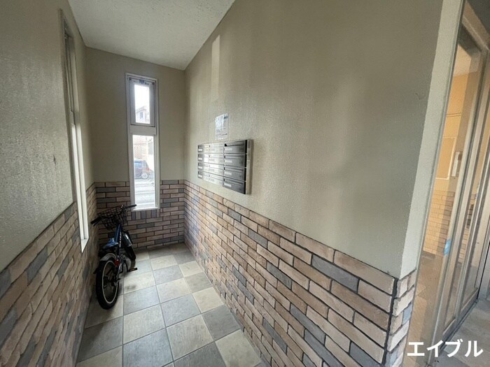 物件外観写真4　(エントランス部分)