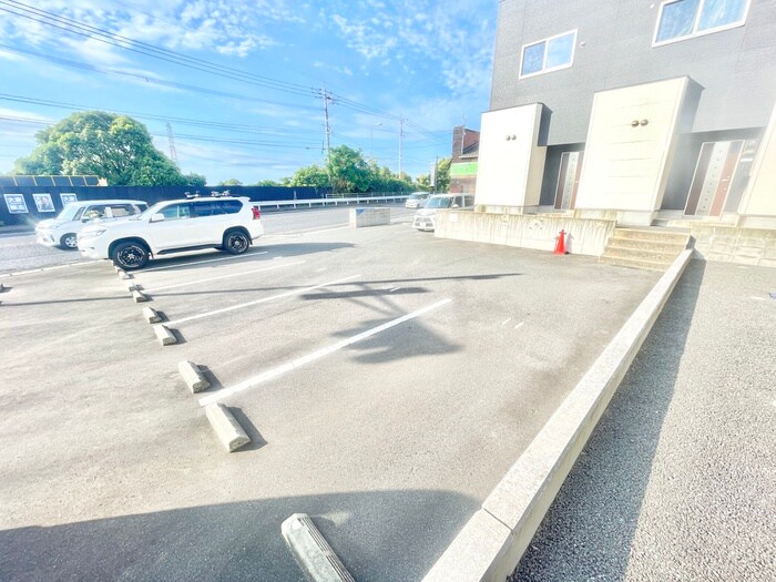 物件外観写真2　(駐車場)
