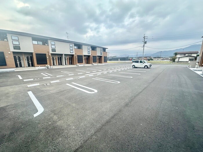 物件外観写真2　(駐車場)