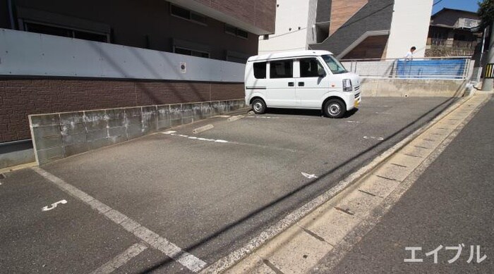 物件外観写真4　(駐車場)