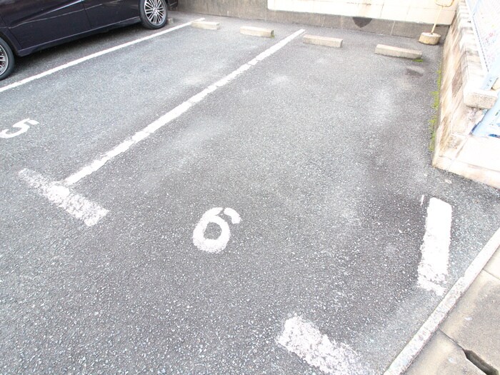 物件外観写真3　(駐車場)