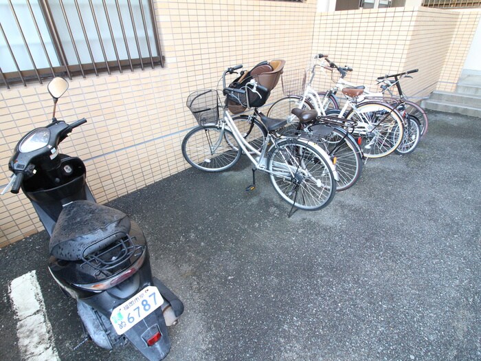 物件外観写真4　(駐輪場)