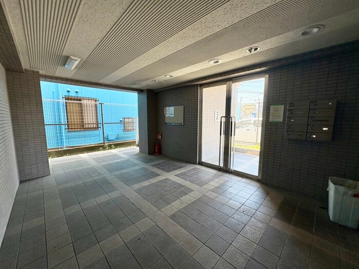 物件外観写真2　(エントランス部分)