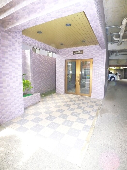 物件外観写真2　(エントランス部分)