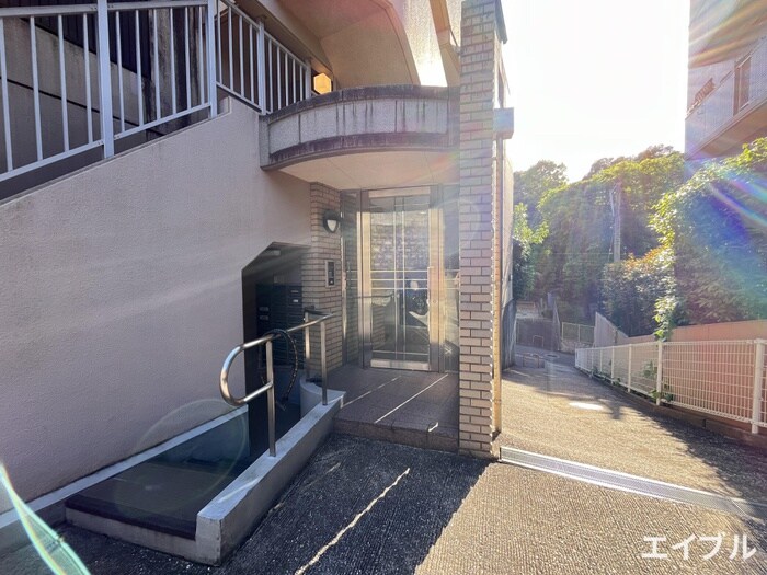 物件外観写真3　(エントランス部分)