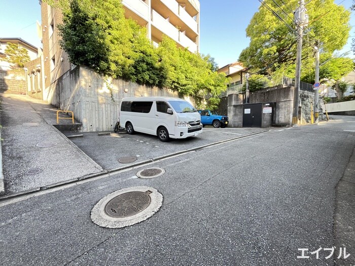 物件外観写真4　(駐車場)