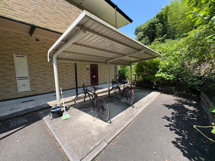 物件外観写真2　(駐輪場)