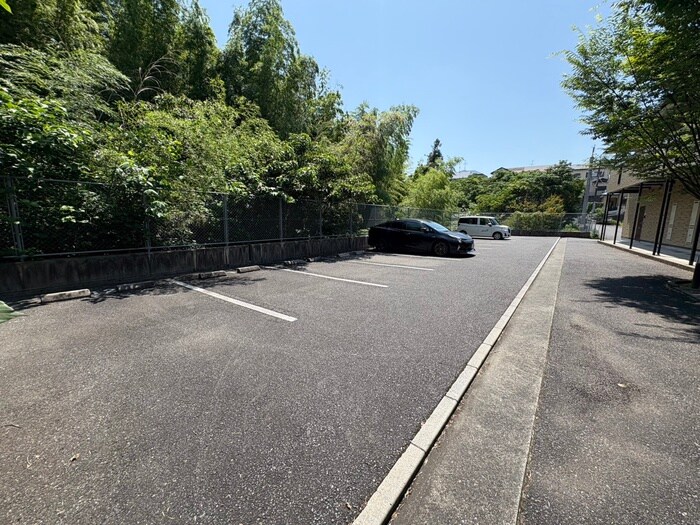 物件外観写真3　(駐車場)