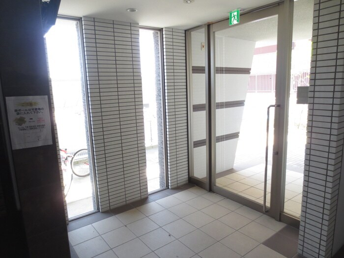 物件外観写真3　(エントランス部分)