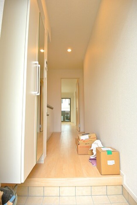 物件内観写真3　(玄関)