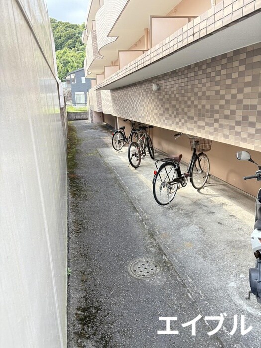 物件外観写真4　(駐輪場)
