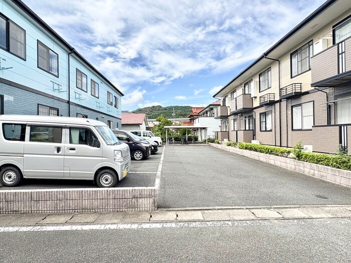 物件外観写真4　(駐車場)