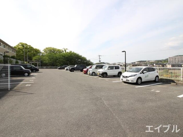 物件外観写真2　(駐車場)