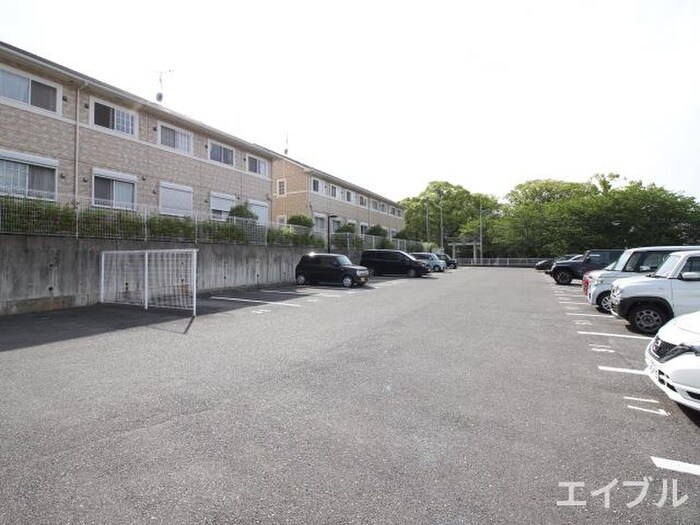 物件外観写真6　(駐車場)
