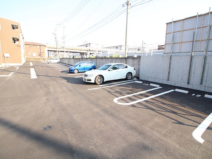 物件外観写真2　(駐車場)