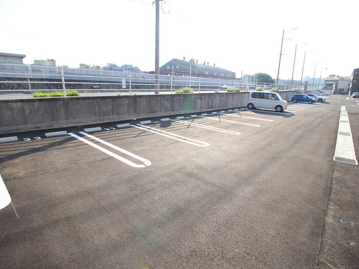 物件外観写真2　(駐車場)