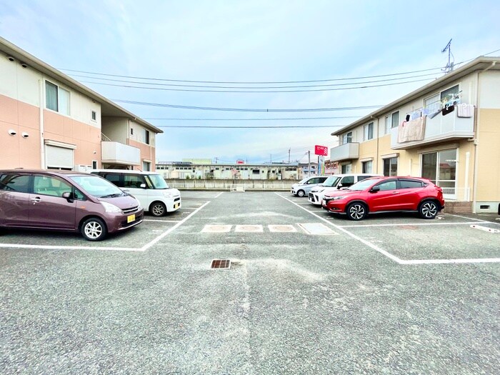物件外観写真2　(駐車場)
