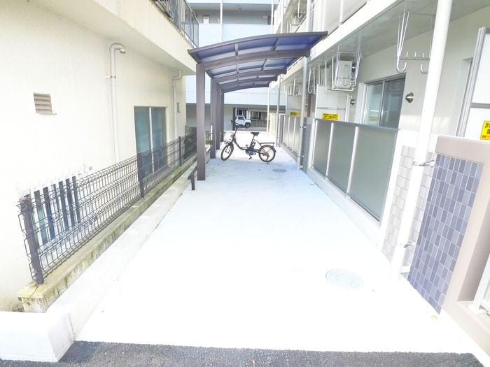物件外観写真5　(駐輪場)