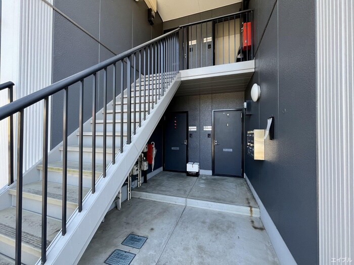 物件外観写真6　(エントランス部分)