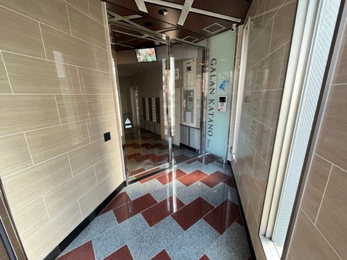 物件外観写真3　(エントランス部分)