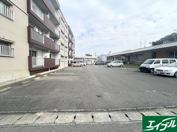 物件外観写真3　(駐車場)