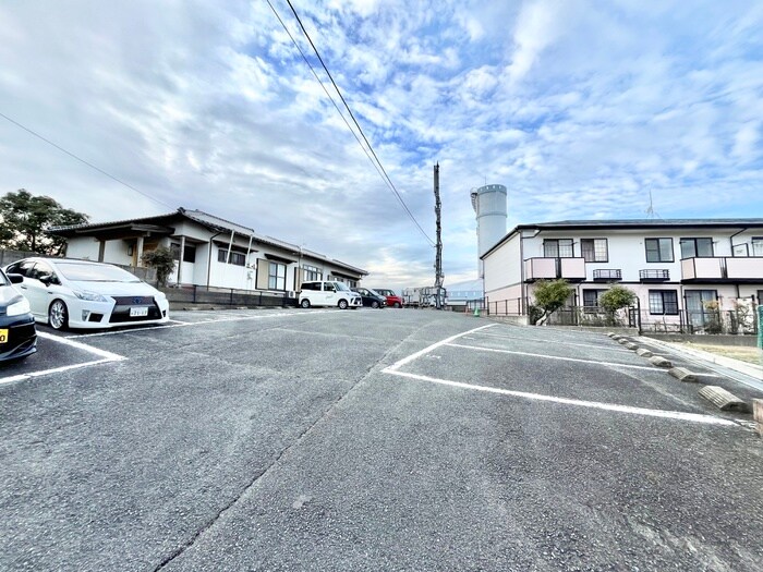 物件外観写真2　(駐車場)