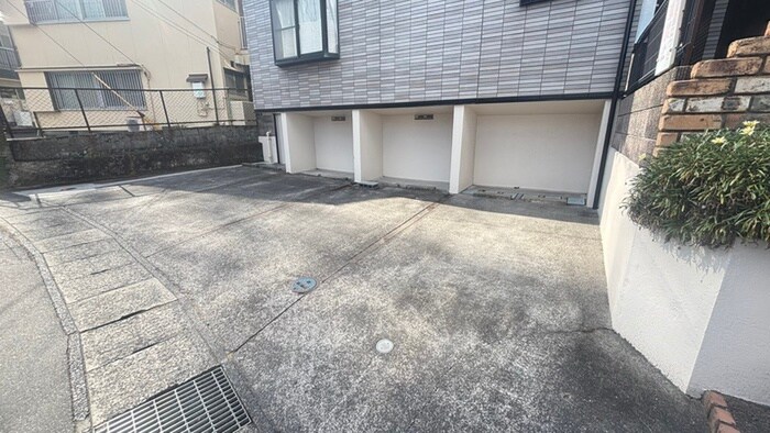 物件外観写真6　(駐車場)