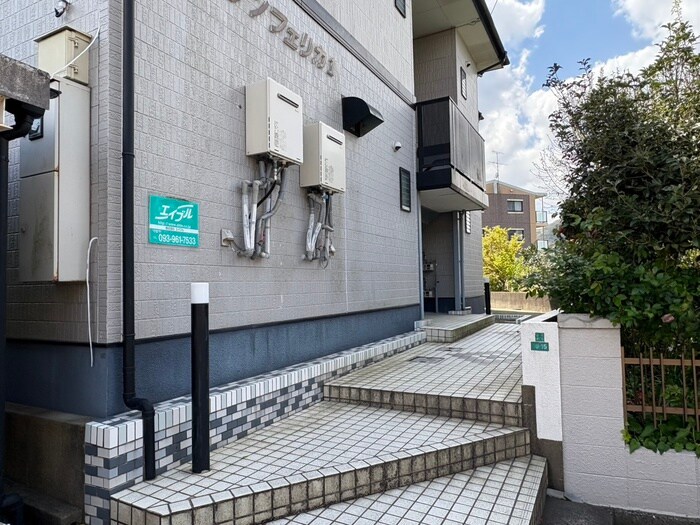 物件外観写真3　(エントランス部分)